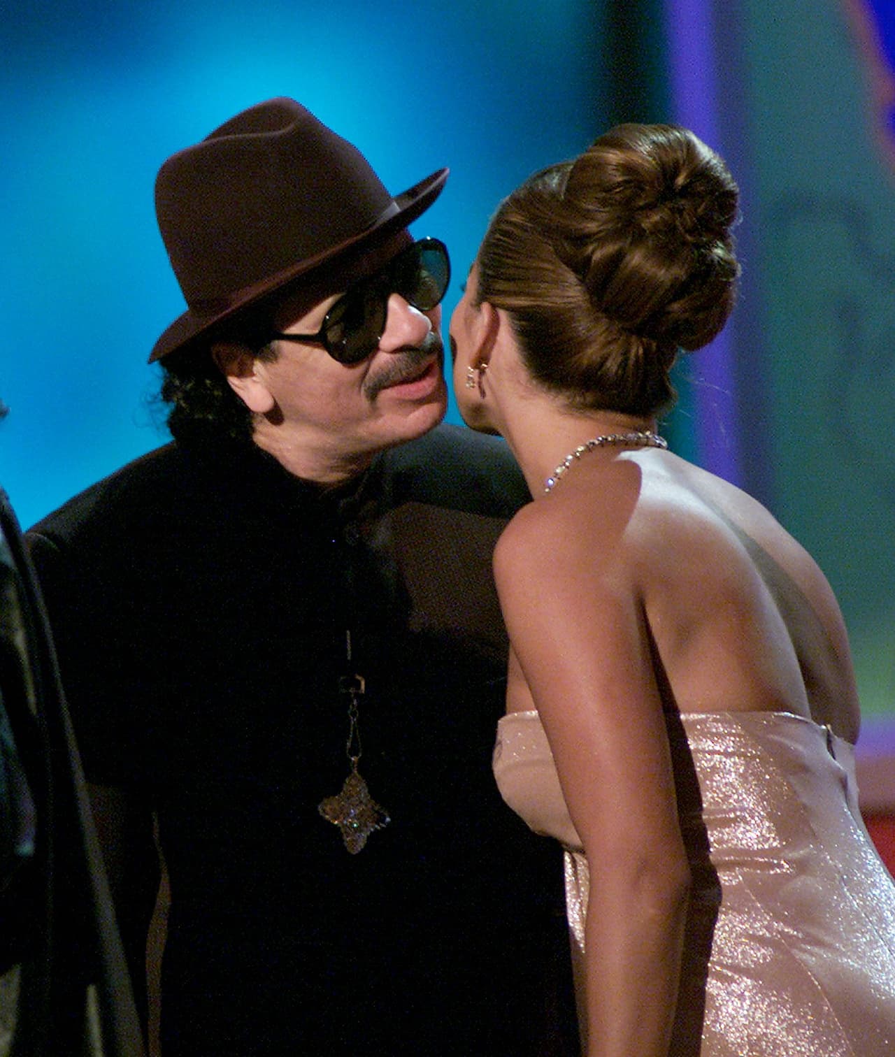 <b>Besando sin querer. </b>Así se vio el beso de Carlos Santana y Jennifer López cuando el guitarrista aceptó el Latin Grammy por Disco del año en la primera edición de estos premios, en Staples Center en Los Ángeles, California, el 13 de septiembre de 2000. 
<br>