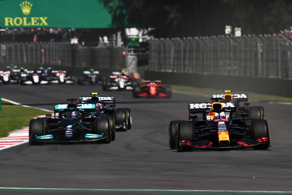 Red Bull hace el 1-3 con Max Verstappen en primer lugar y Sergio Pérez en tercero durante el Gran Premio de México en la Formula 1. Lewis Hamilton se quedó con la segunda posición durante la carrera. El mexicano logró subirse al podio en se casa.
