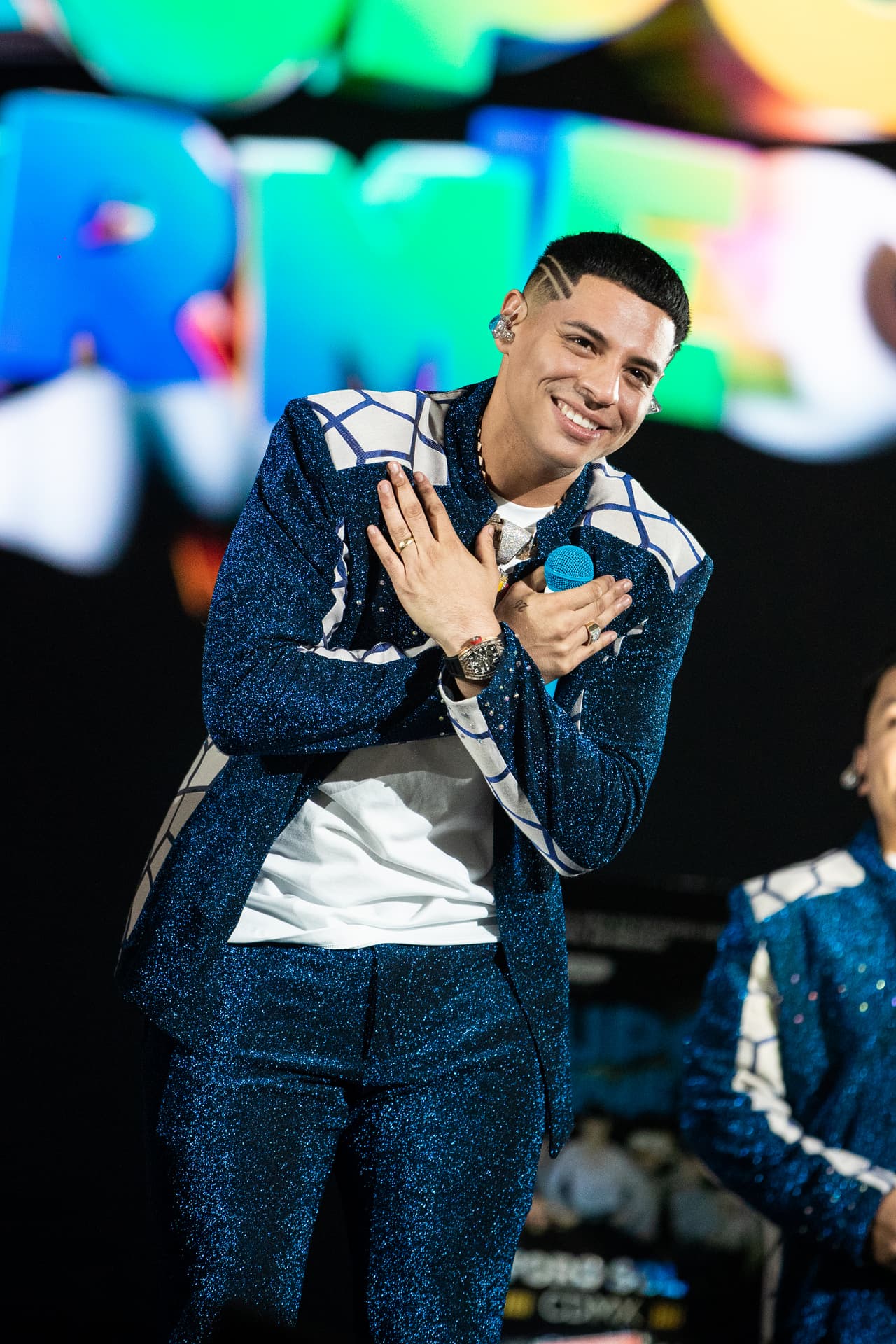 Originario de Culiacán, Sinaloa, Eduin Caz, de 27 años, se ha convertido en una de las figuras más representativas del género regional mexicano.