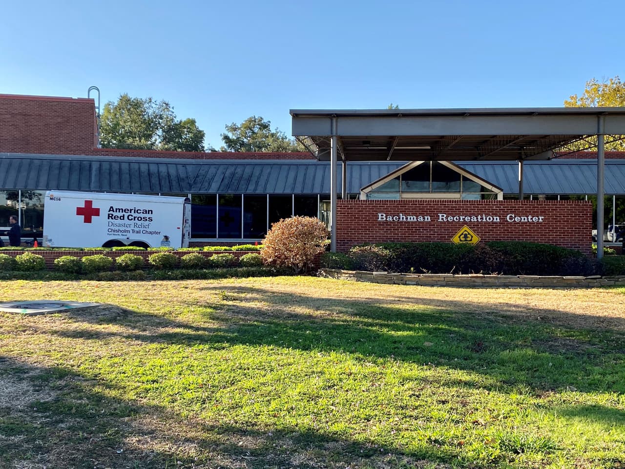 El Centro de Recreación Bachman brinda apoyo a familias afectadas por las tormentas en el norte de Dallas. El centro esta ubicado en el 2750 Bachman Drive. La Cruz Roja también estará ofreciendo servicios.
<br>