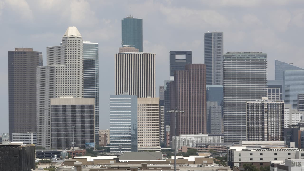 La 
<a href="https://www.univision.com/local/philadelphia-wuvp/la-superluna-rosada-iluminara-el-cielo-este-lunes-video">Superluna</a> rosa de abril hizo presencia en Houston.
