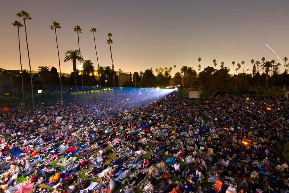 Miles de angelinos se dan cita en el cementerio Hollywood Forever para ver las películas presentadas por Cinespia.