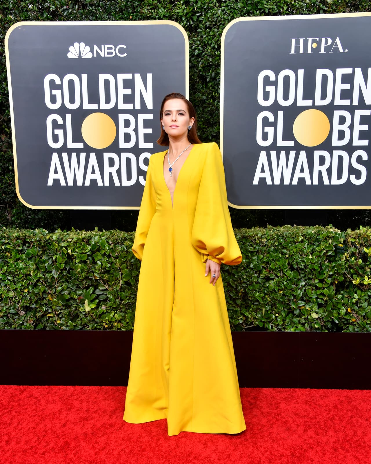 Para usar un escote no hace falta un vestido. Así lo demostró la actriz de 'The Politician'
<b>Zoey Deutch </b>que llevó este jumpsuit amarillo canario de Fendi con mangas poderosas, pierna ancha y abertura hasta la cintura.
<br>