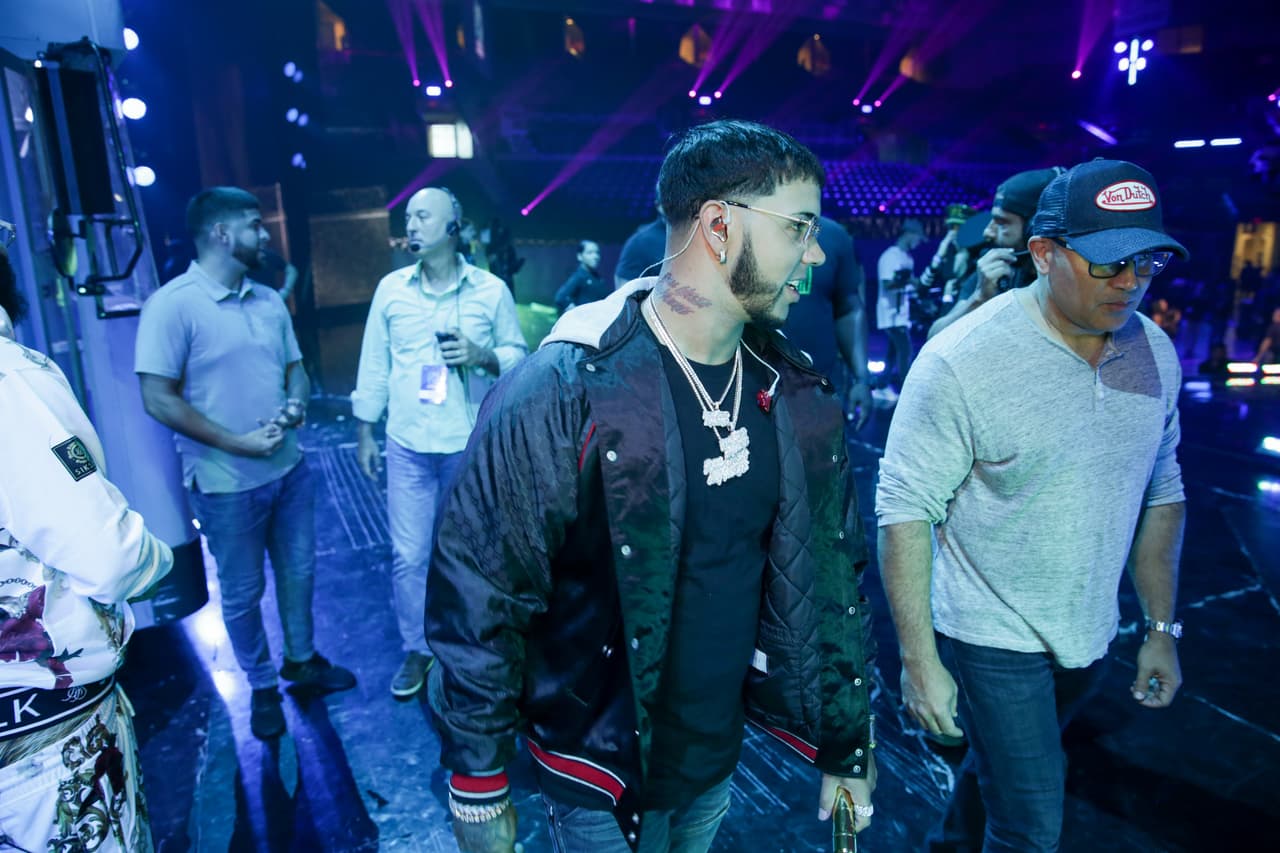 Desde que llegó al Watsco Center de Miami, llamó la atención por la cantidad de joyas que llevaba. Por momentos, el intérprete de 'Secreto' provocó destellos en las cámaras que lo fotografiaban.
