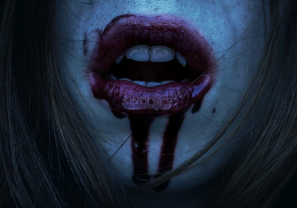 Cuando se transforma en animal, su cuerpo irradia una particular luz fosforescente, que revela su identidad. Y es propio gracias a esta señal que los cazadores de vampiros llegan a reconocer al Tlahuelpuchi y lo pueden matar.