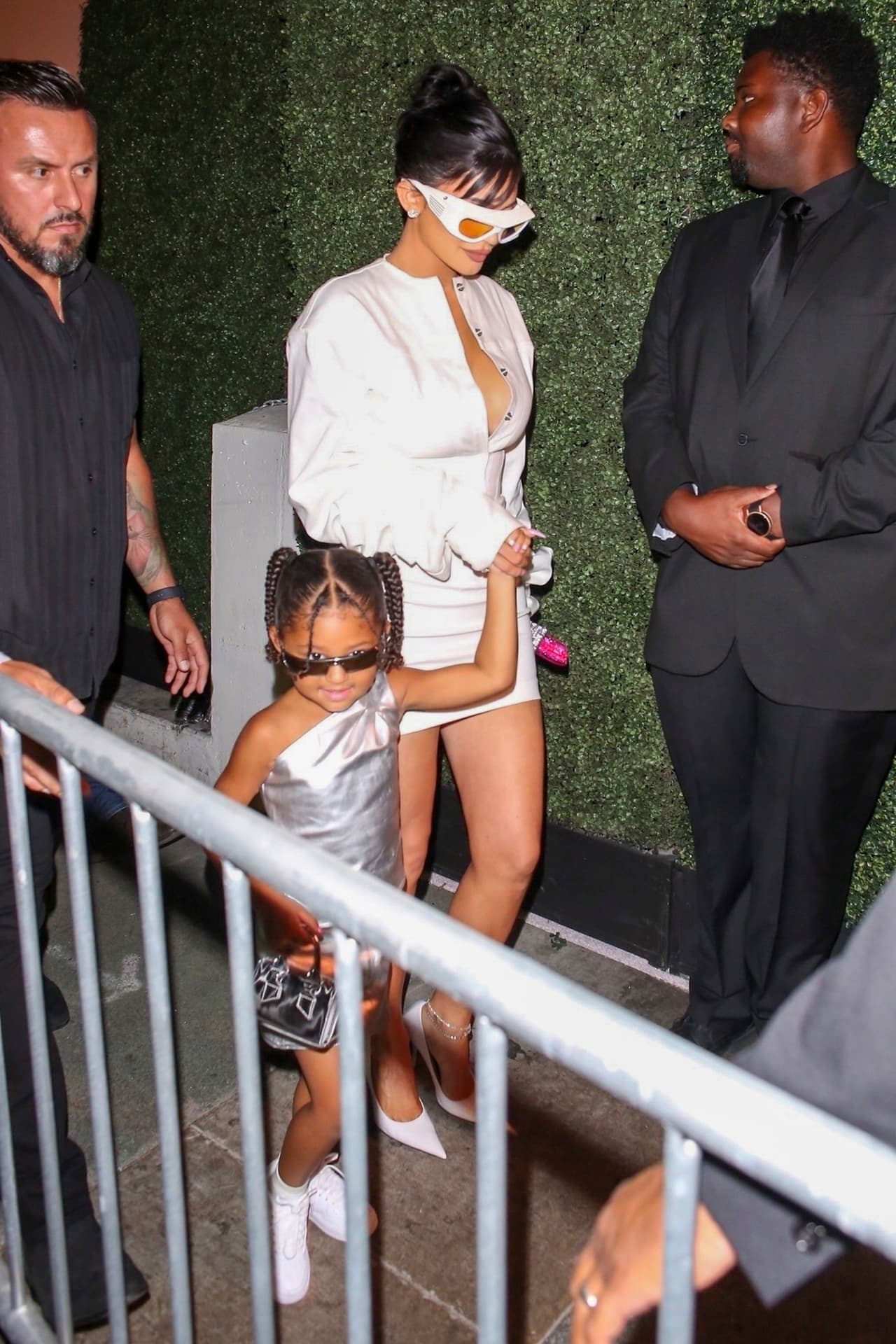 Stormi lució para la gran noche un conjunto plateado brillante, que según Daily Mail fue hecho a su medida, y Nike blancos.
<br>