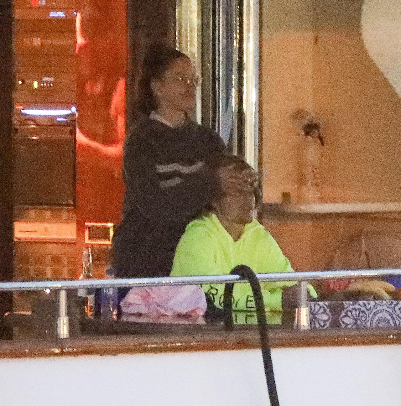 Hace solo dos semanas que 
<a href="https://www.univision.com/entretenimiento/en-bikini-y-sin-justin-bieber-selena-gomez-se-pasea-en-un-yate-de-lujo-por-australia-fotos#fffe04560000">Selena Gómez</a> salió a pasear en yate en Australia, mientras la pareja experimenta “una pausa” en su relación que después de un mes no parece reponerse.