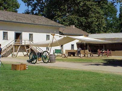 <b>Sutter's Fort, calles L y 28.</b> 
<br>Las instalacines fueron construidas antes de que el estado de California existiera, y sirvieron como la base de John Sutter, quien se apoderó de gran parte del terreno en el norte de California.