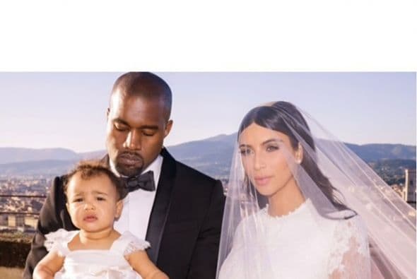 En la boda de sus papis.