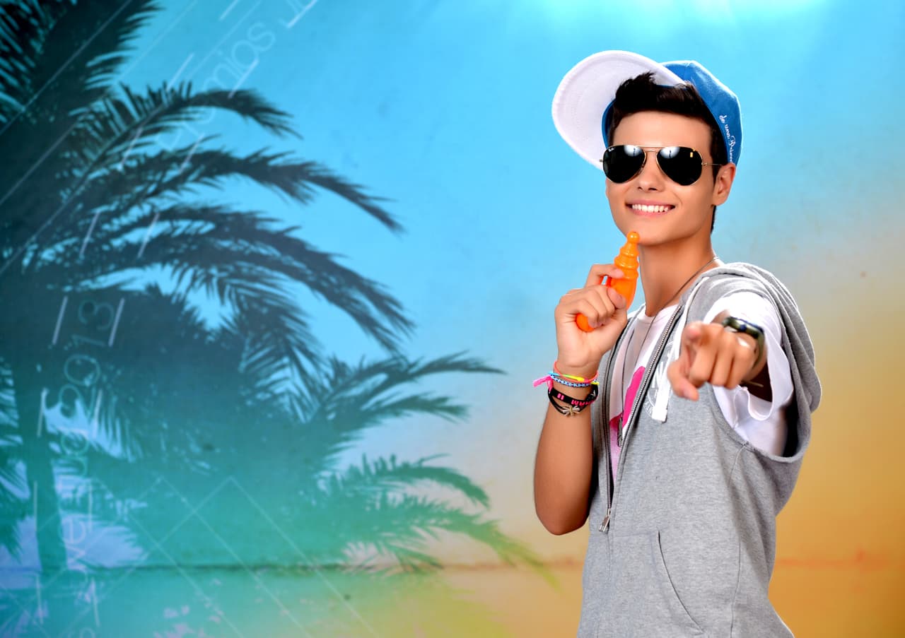 Cerramos la lista con el cantante Abraham Mateo y sus tres nominaciones.