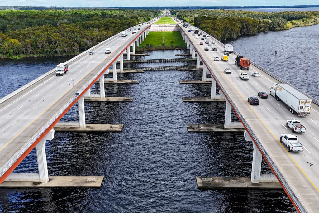 Así lucen las largas filas en las carreteras de Florida, congestionadas por automovilistas que buscan huir del área. Esta imagen fue captada el martes 8 de octubre desde un en Sanford, Florida.
<br>
<br> Milton se acerca a las costas de Tampa como un poderoso huracán categoría 5.