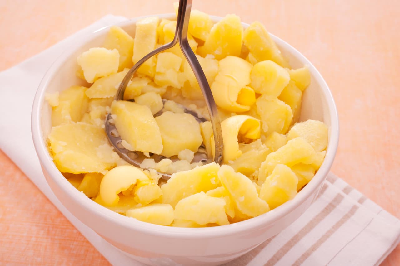 Sólo debes cocerlos hasta que estén suaves, después de drenarlos, machácalos por separado con un poco de mantequilla y leche, hasta que obtengas la consistencia que prefieras. Para terminar sólo debes mezclar los purés a fuego lento y suavemente.