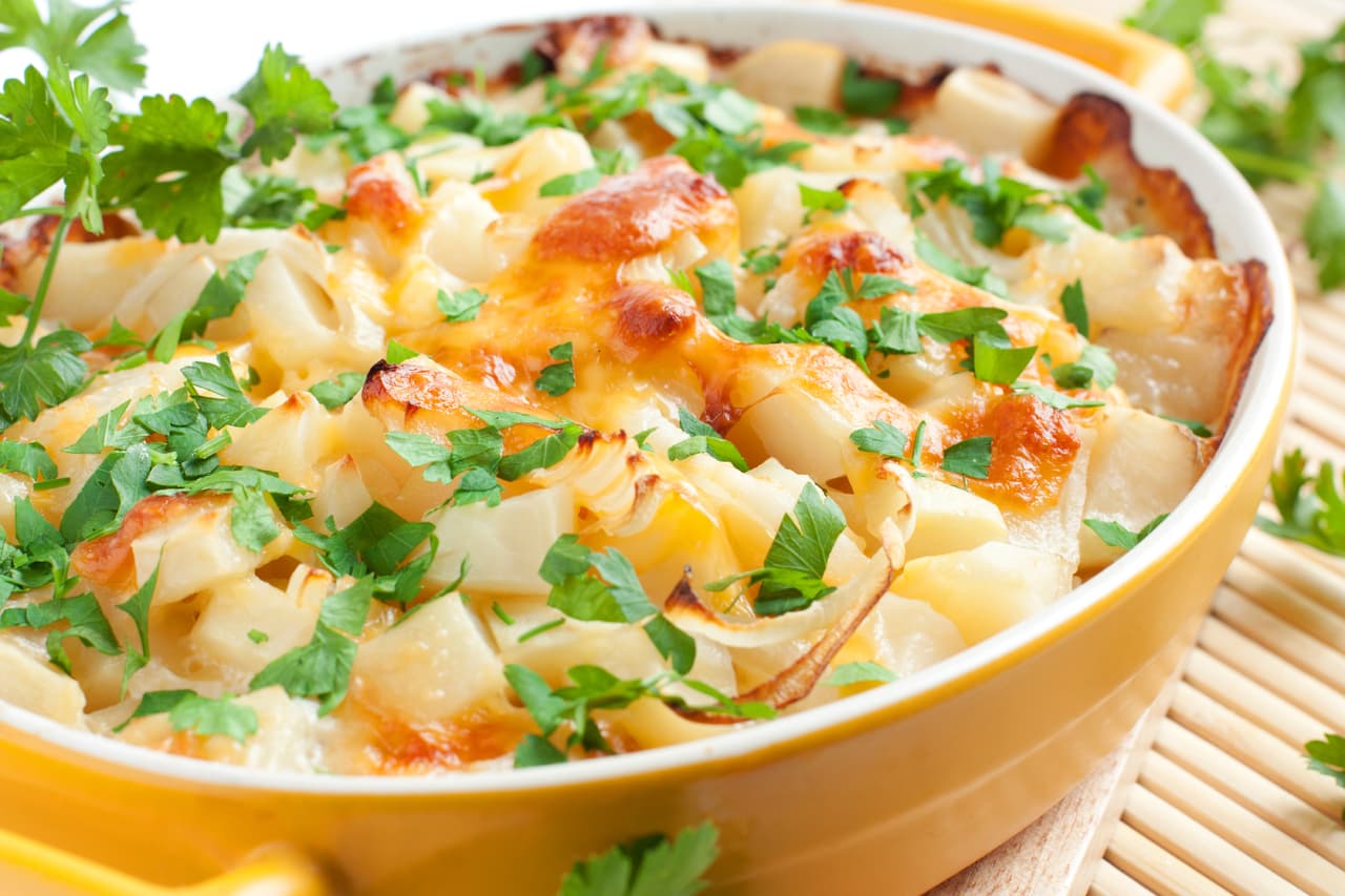 Uno que no falla es el tocino, puedes freír el tocino picado y caramelizar una cebolla fileteada, luego lo revuelves todo y tienes un manjar.