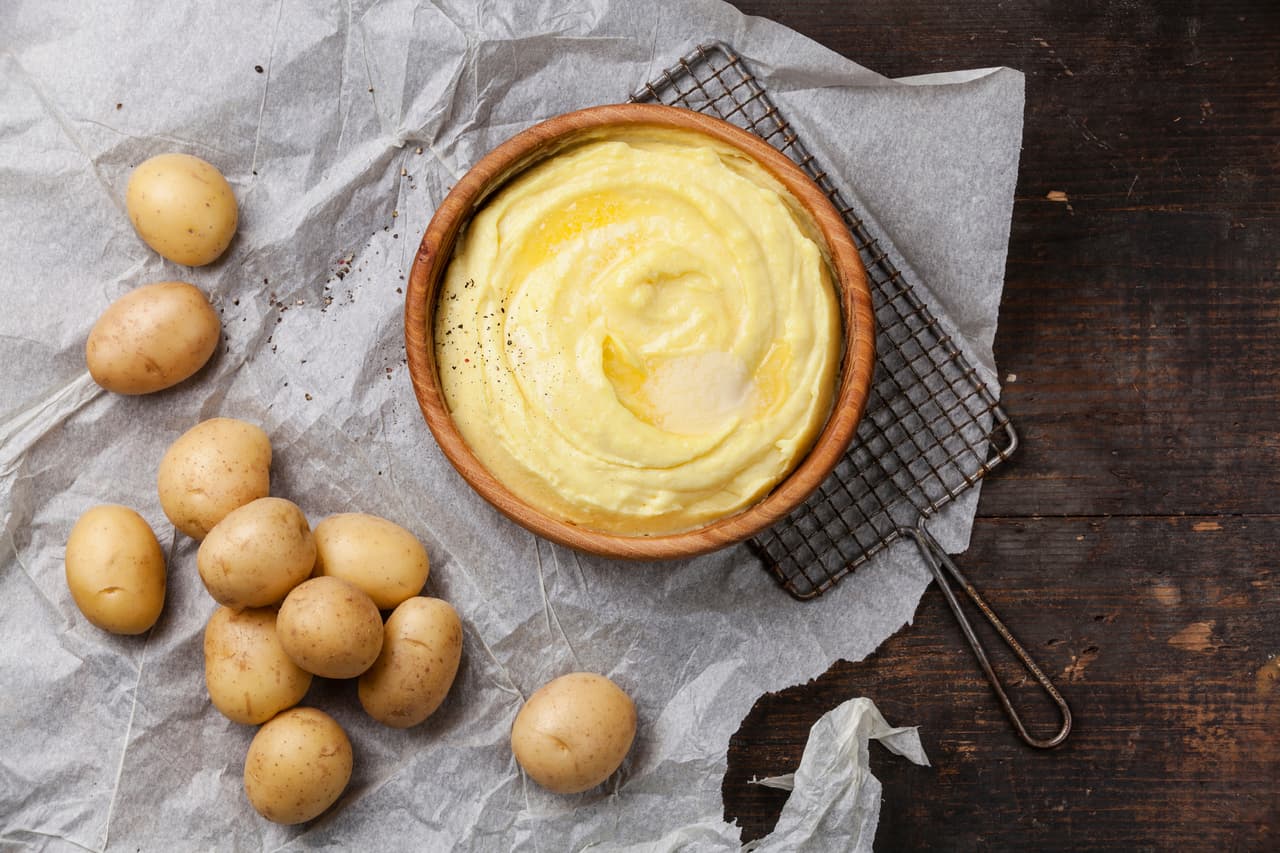 Algunos expertos han encontrado que una alternativa parque el puré tenga menos calorías, es cambiar la mantequilla por yogur griego bajo en grasa.