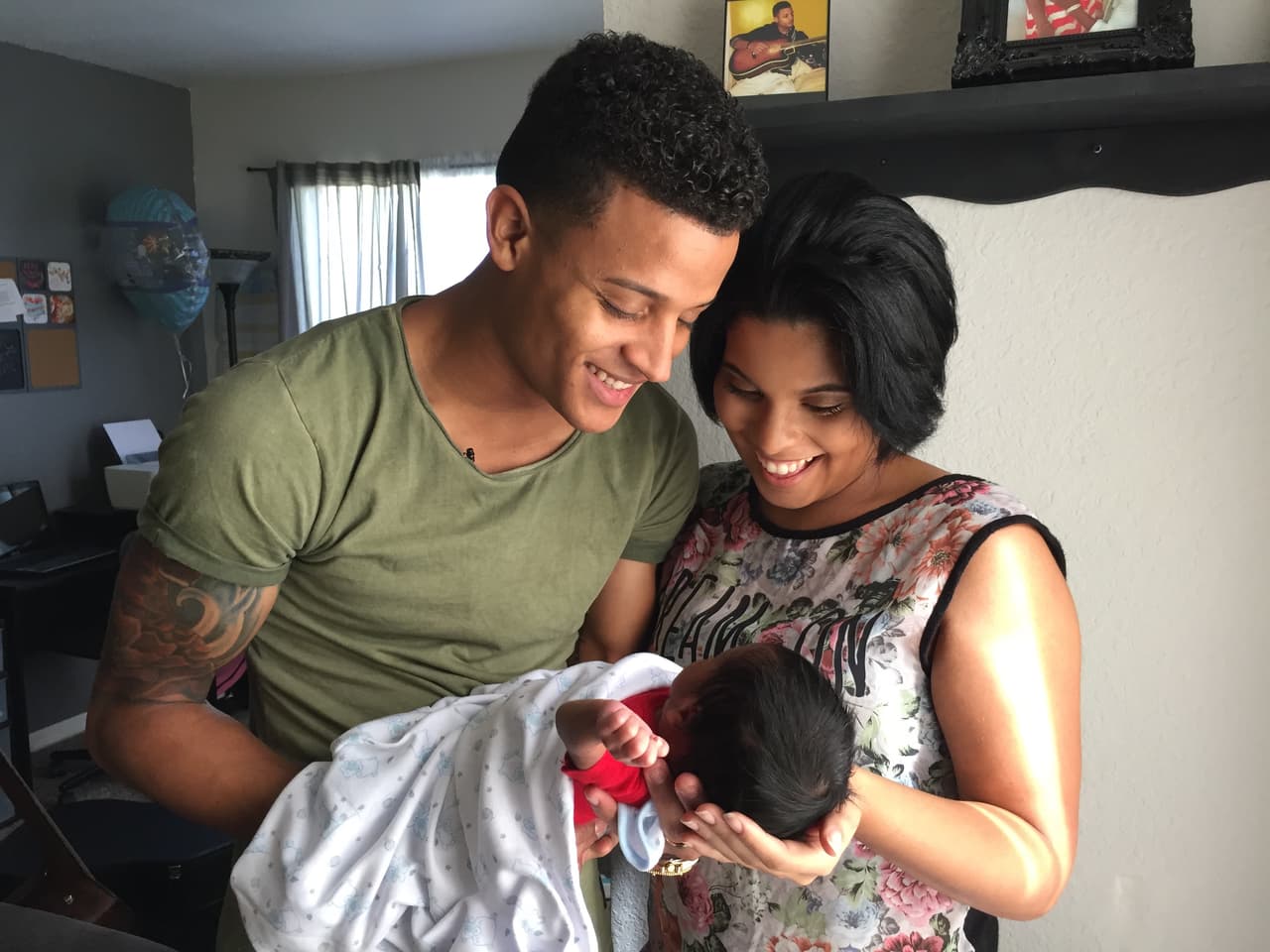 Giovanny es el nuevo integrante de la familia Castro que comparte cuarto con Ayanaliz. 
<a href="http://www.univision.com/shows/la-banda/exclusiva-las-primeras-fotos-del-bebe-de-christian-castro-fotos" target="_blank">Aquí sus primeras imágenes</a>.