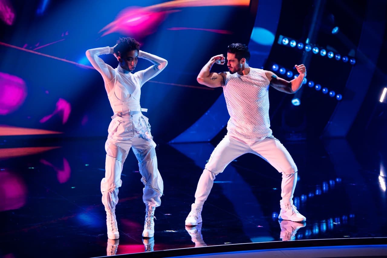 El siguiente en pisar al escenario fue Roberto Hernández, también de Enamorándonos. El género musical con el que buscaba convertirse en ganador fue el urbano.