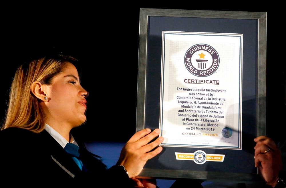 La adjudicadora oficial de la organización Récord Guinness, Natalia Giménez (en la imagen) dijo que, pese a que hubo 60 personas que no concluyeron la cata -y por tanto no se contabilizaron-, sí se consiguió batir la anterior marca y los presentes finalmente obtuvieron este reconocimiento.