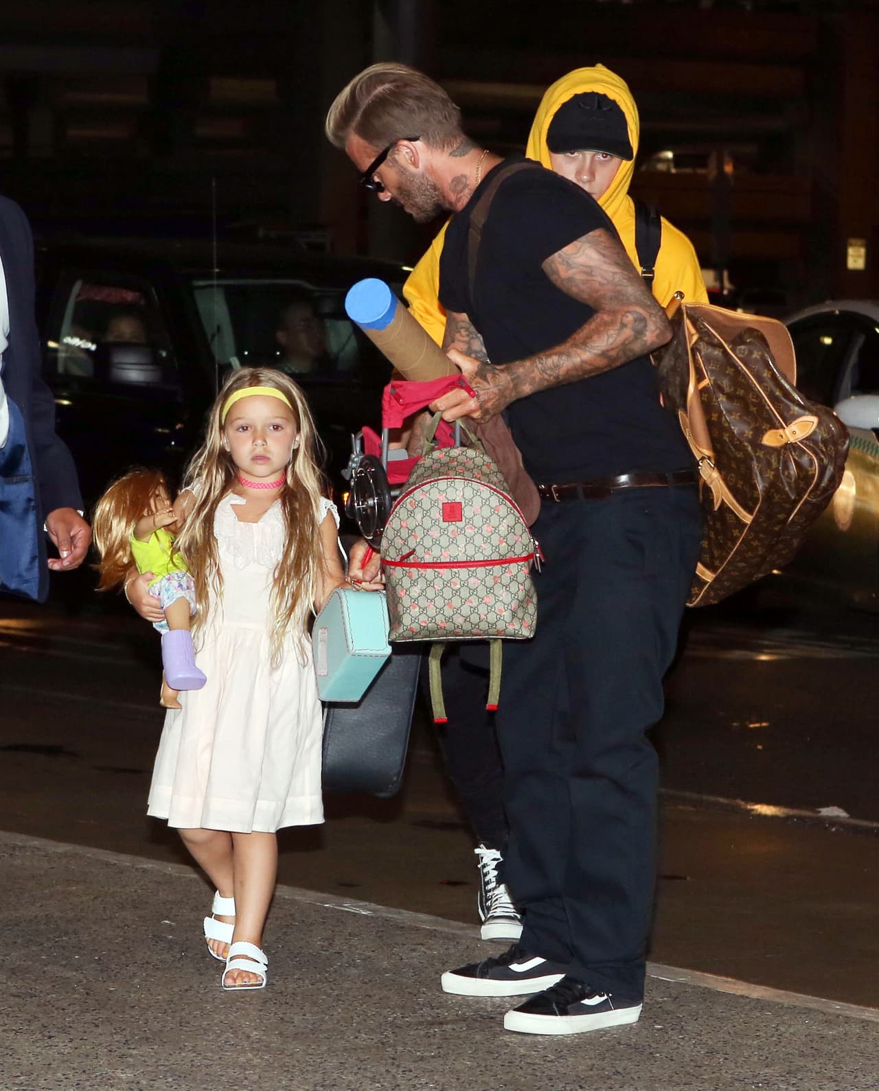 Realmente es un padre súper cuidadoso con su pequeña.