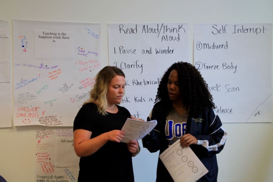 Cómo las normas y pruebas de certificación están alejando a los maestros hispanos de las aulas del país