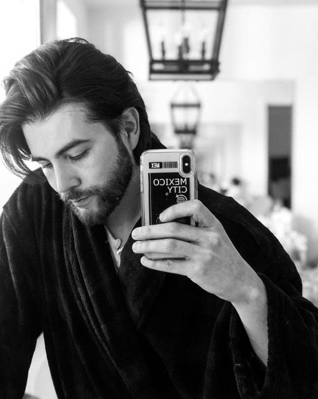 El actor confesó que hay 
<b>coincidencias que lo unen al melodrama</b>, sobre todo con la trama: "Fue algo inesperado, de esas cosas que yo llamo 
<b>'diosidades'</b>. Conocía un poco la situación que estaban pasando, y de pronto hubo un acercamiento de la empresa con mi mánager, checaron mi 'book' y les gustó".
<br>