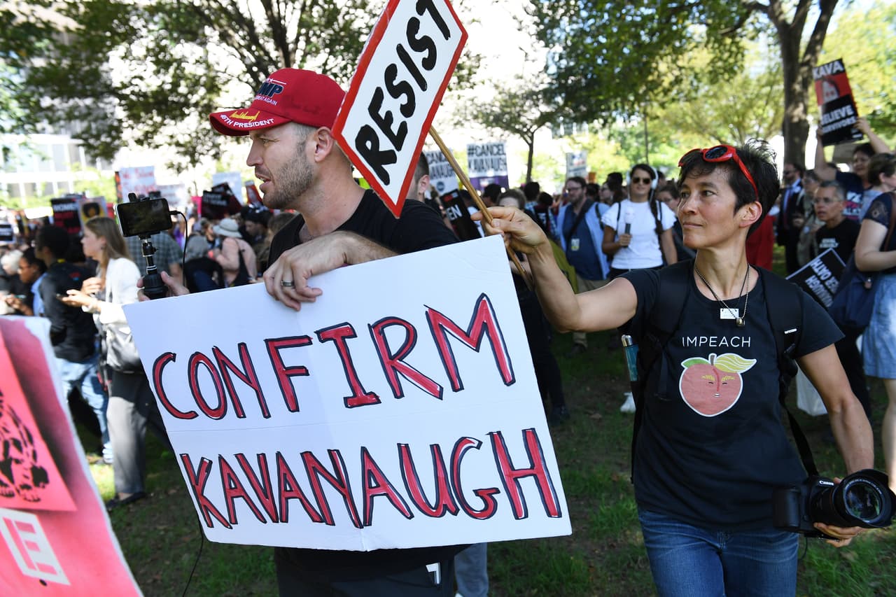 Manifestantes a favor de la confirmación de Kavanaugh también se vieron en la capital. “Confirmen a Kavanaugh” se lee en el mensaje del activista que apoya la nominación de Donald Trump.