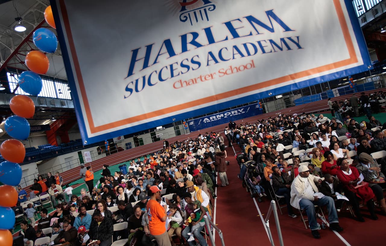 <b>Escuelas chárter de Success Academy.</b> El programa de escuelas autónomas con sede en la ciudad de Nueva York anunció que necesita llenar 1,000 puestos de tiempo completo en 45 escuelas para el año escolar 2020-21. Necesitan entre 700 y 800 maestros K-12 en ciencias, matemáticas, ajedrez y debate. La compañía también está buscando subdirectores y gerentes de operaciones comerciales.
<br>