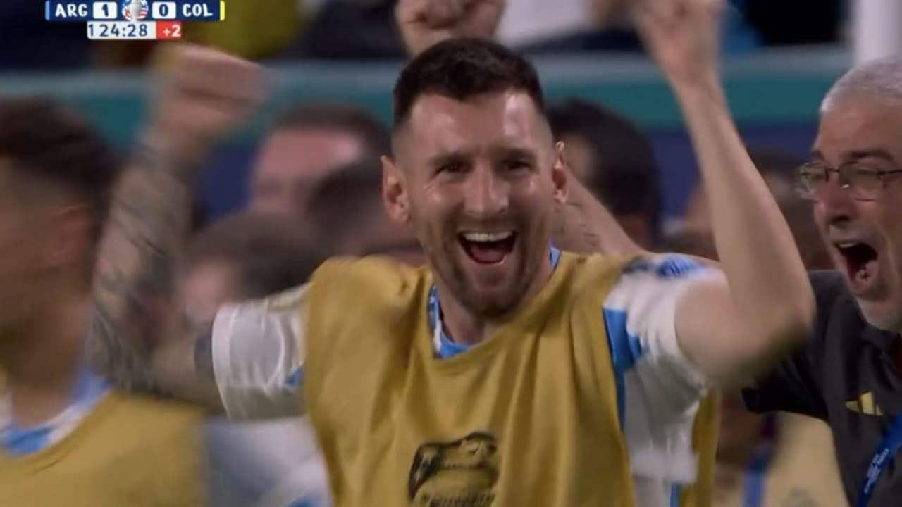 Aficionados argentinos se congregaron afuera del estadio Hard Rock de Miami, donde celebraron con cánticos la victoria de su selección por 1-0 sobre Colombia en la Final de la Copa América 2024.