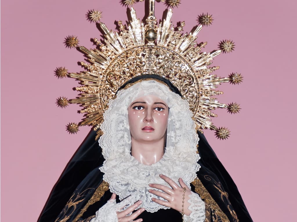 Como elemento religioso, nos vamos a encomendar a la Santísima Virgen de la Caridad del Cobre, también conocida en inglés como Our Lady of Charity. Consigue una efigie o estampita con su imagen.