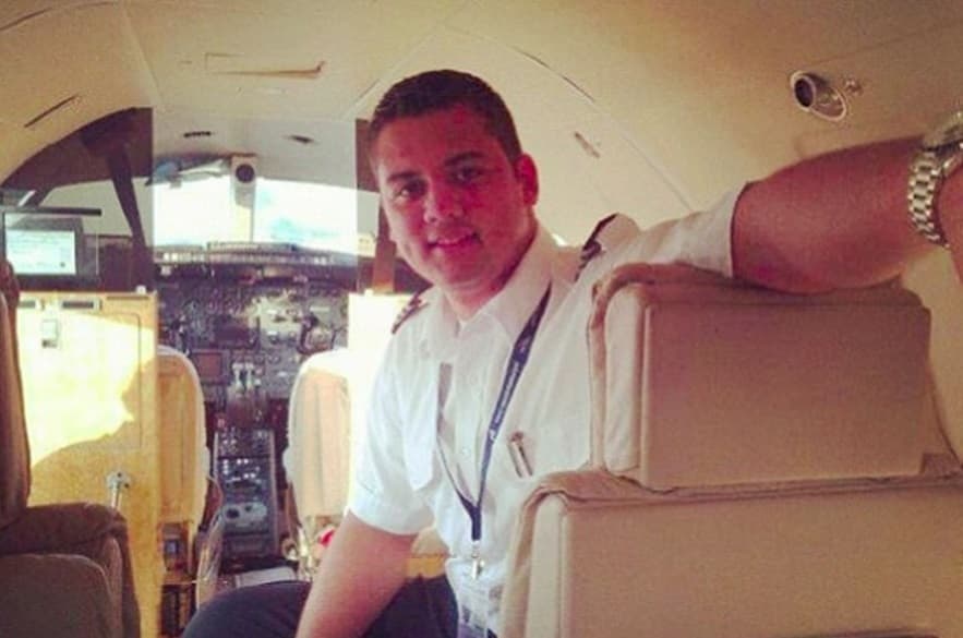 Otra víctima fue Alessandro Torres, quien era un joven veracruzano que esa noche fue copiloto del avión. Su familia señala que desde pequeño soñana con volar aviones y le emocionaba el hecho de poder juntar más de 200 horas de vuelo para poder hacer un curso de helicóptero.