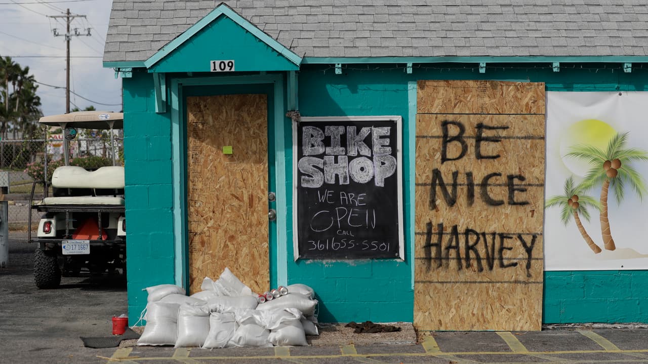 Port Aransas, en la costa de Texas, está bajo una evacuación obligatoria para el huracán Harvey. En una de las barreras que se colocó para proteger las ventanas de una tienda se puede leer en inglés “Se Bueno, Harvey”.