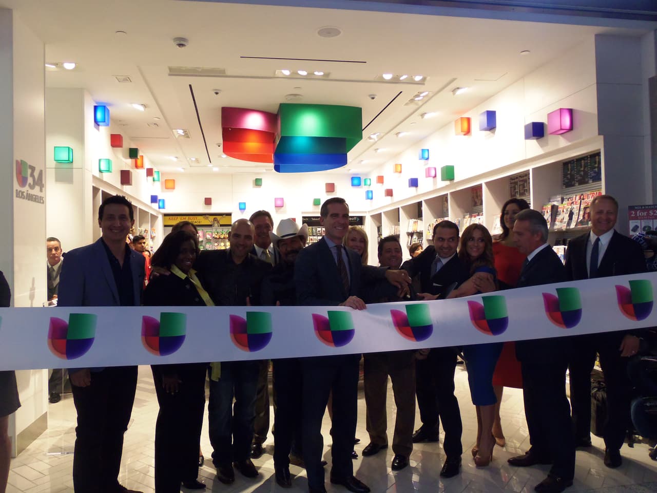 Así se festejó la inauguración de la tienda de Univision en LAX