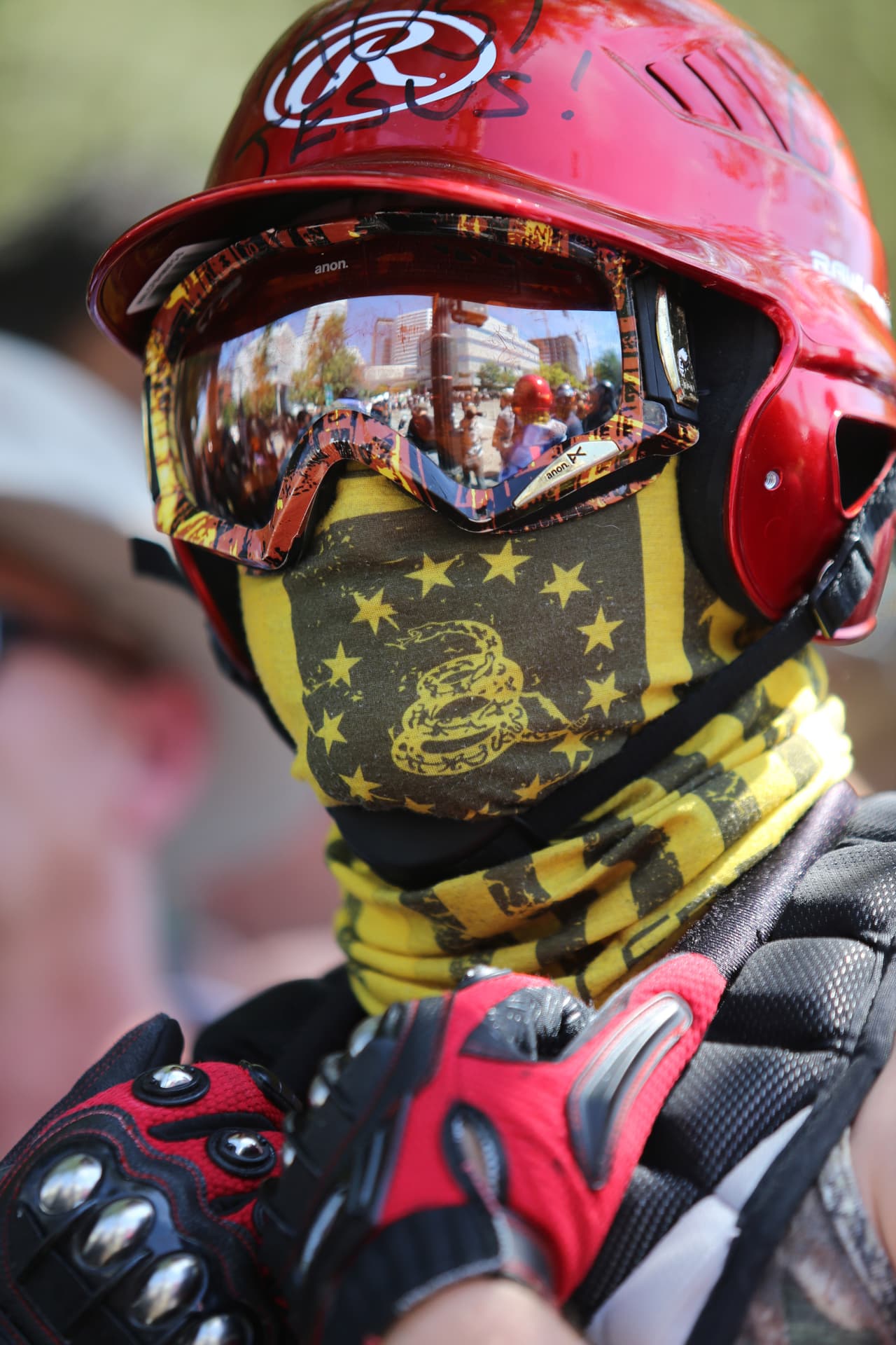 Durante la manifestación la policía confirmó en un tuit que había decomisado varios elementos que pueden usarse como armas y están observando personas con cascos y protección