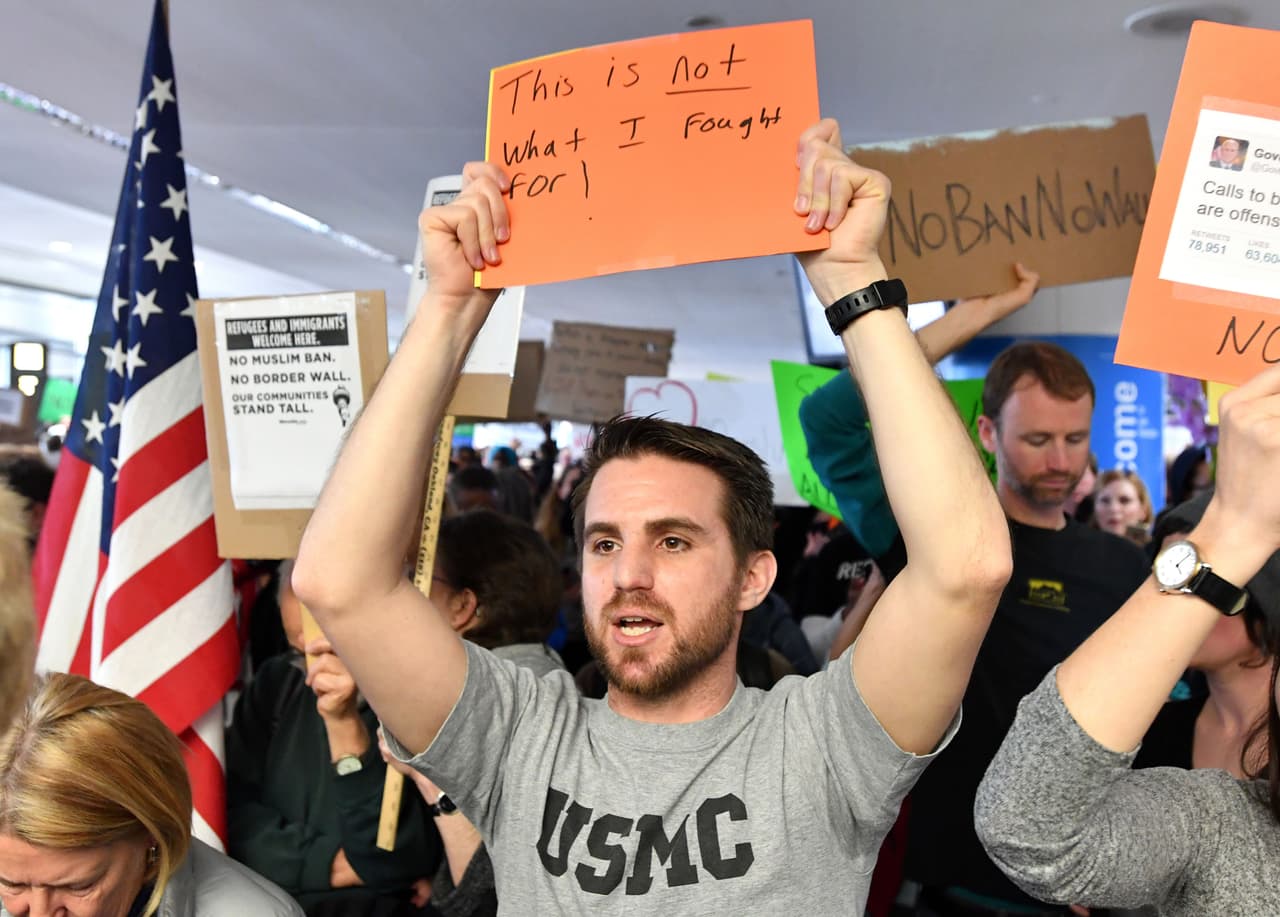 Manifestantes se reunieron en el aeropuerto internacional de San Francisco para protestar contra la orden ejecutiva firmada por el presidente Donald Trump que prohíbe la entrada de inmigrantes de siete países con mayoría musulmana a Estados Unidos durante los siguientes 90 días.