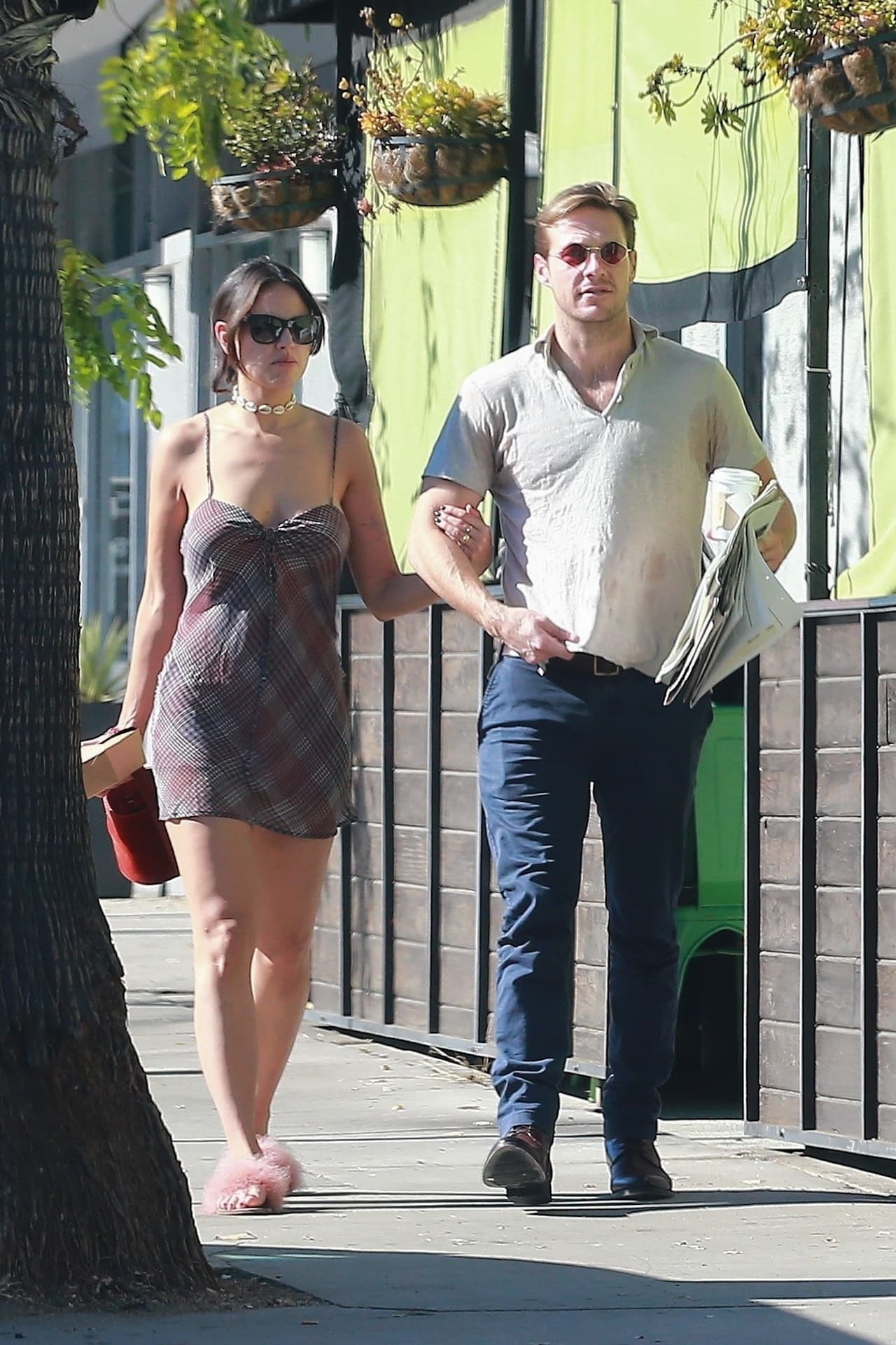 A la salida del establecimiento caminaron separados, pero segundos más tarde la actriz se acercó a Bracey y lo tomó por el brazo.