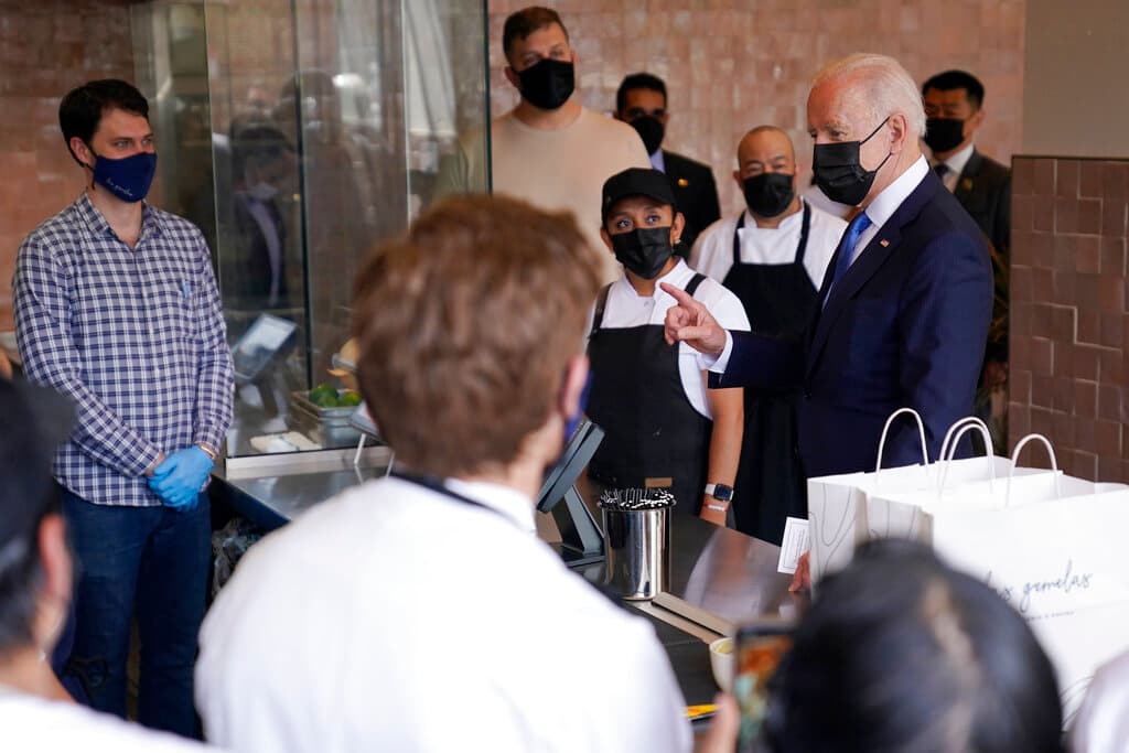 Joe Biden visita restaurante de inmigrantes mexicanos para comprar tacos y enchiladas en el Cinco de Mayo