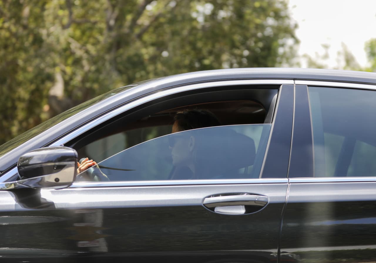 Se le vio sola al frente del volante. De acuerdo con Daily Mail, sus hijos 
<b><a href="https://www.univision.com/famosos/hijos-de-ben-affleck-y-jennifer-garner-fotos" target="_blank">Seraphina (16 años), Violet (13) y Samuel (10)</a></b> "pasaron la noche anterior viendo cómo su padre se casaba con Jennifer López" en 'La Ciudad del Pecado'.
<br>