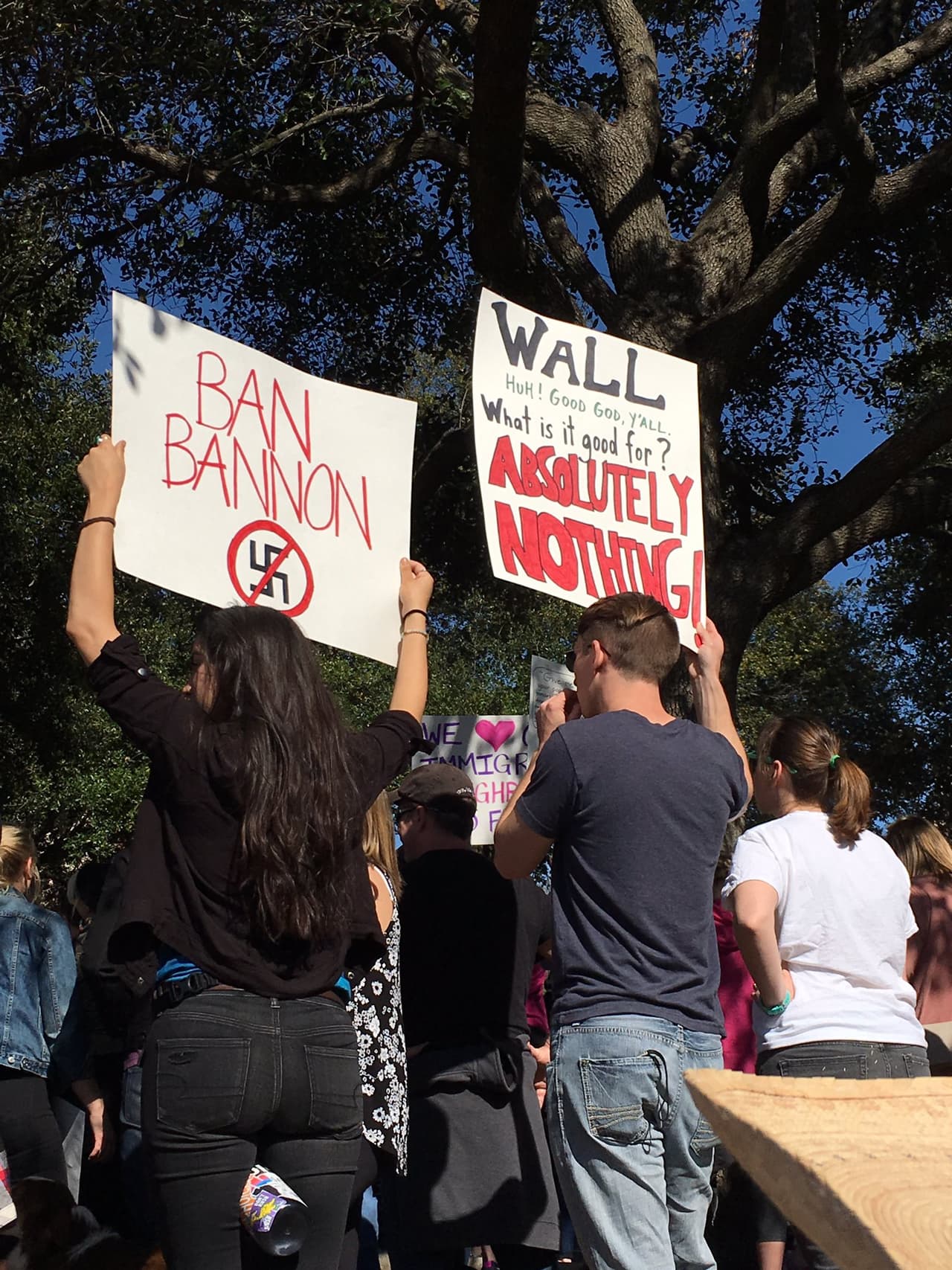 Mensajes: “Prohiban a Bannon”/ “¡Muro! ¡Por Dios! ¿Para qué sirve? ¡Para absolutamente nada!”
<br>