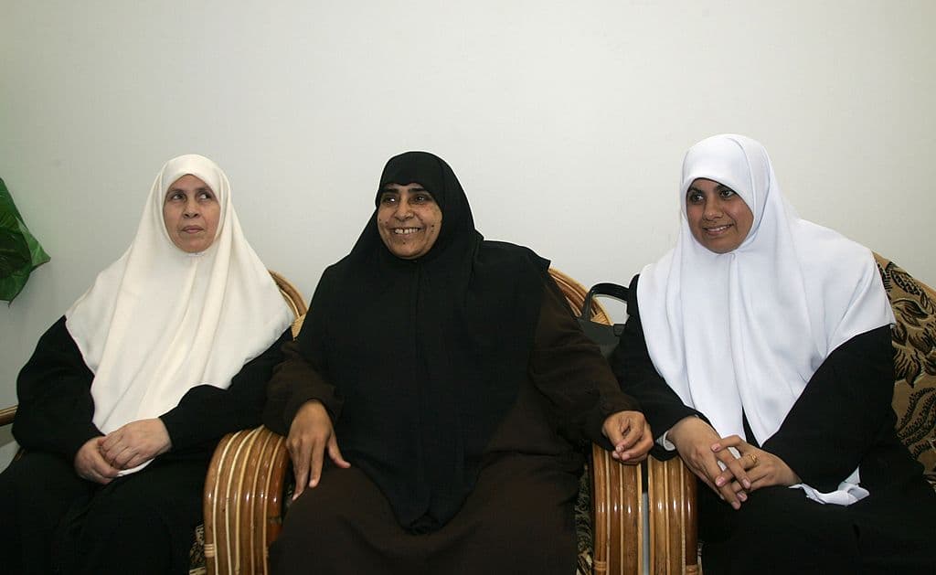 Jamila Al-Shanti, en el medio, junto a otras dos mujeres también integradas en Hamas.