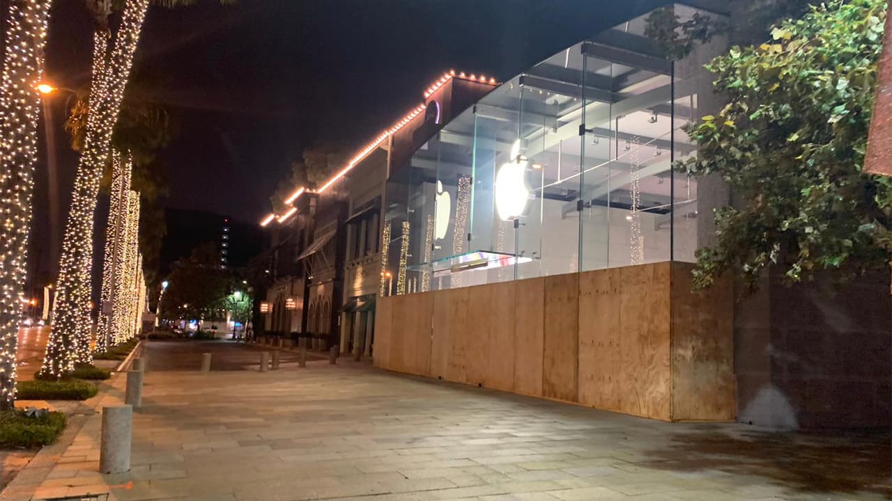 Las tiendas ubicadas en el área de Highland Village, al oeste de Houston, fueron tapadas con madera para protegerlas.