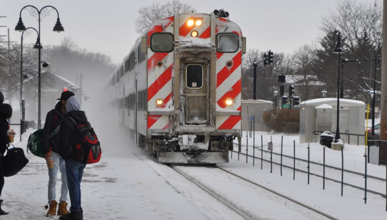 Empleados de Metra encienden fogatas para derretir el hielo en las vías del tren