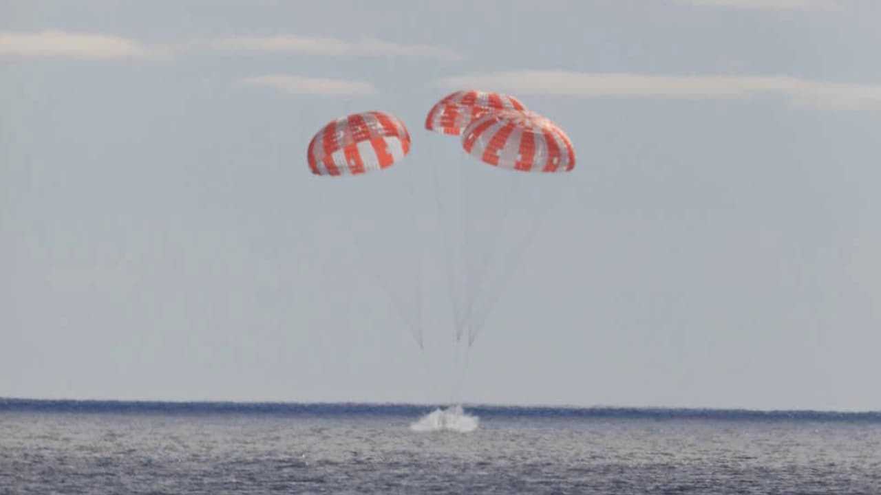 La cápsula Orión acuatizó en el Océano Pacífico al oeste de Baja California, cerca de la Isla Guadalupe.