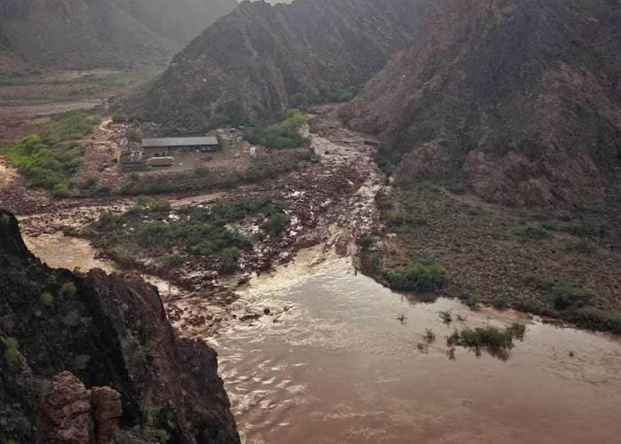 Según el Servicio Meteorológico Nacional, cayeron cuatro oleadas de lluvia. Las tres primeras saturaron el suelo, pero la cuarta llegó con las lluvias más intensas.