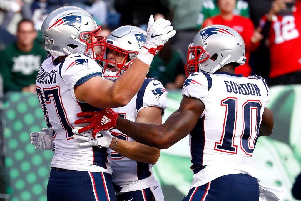 "Quiero agradecer al coach Belichick, al Sr. Kraft, y a muchos otros en la organización de los Patriots por su apoyo. También a mis fans por su apoyo mientras regreso al cien por ciento", escribió.