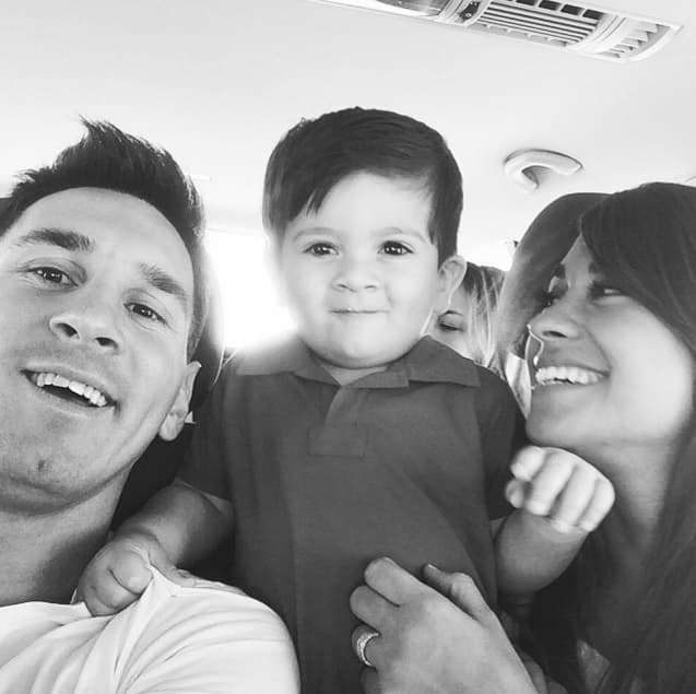 Otra imagen que cautiva es esta. El futbolista Lionel Messi feliz en su faceta de papacito.