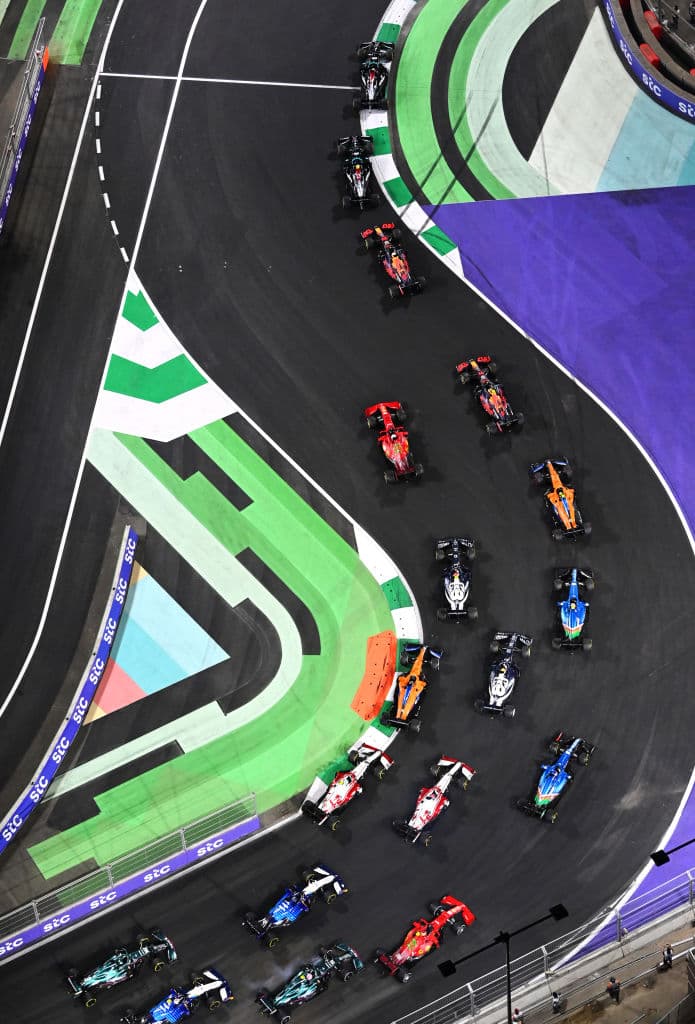 Una carrera demasiado accidentada donde Lewis Hamilton se lleva la victoria en la penúltima carrera del año. Max Verstappen de Red Bull se lleva la segunda posición y Valteri Bottas rebasó a Ocon en los últimos metros, quedando en tercera posición en el Gran Premio de Arabia Saudita; Sergio Pérez quedó fuera de la carrera tras un choque con Leclerc.