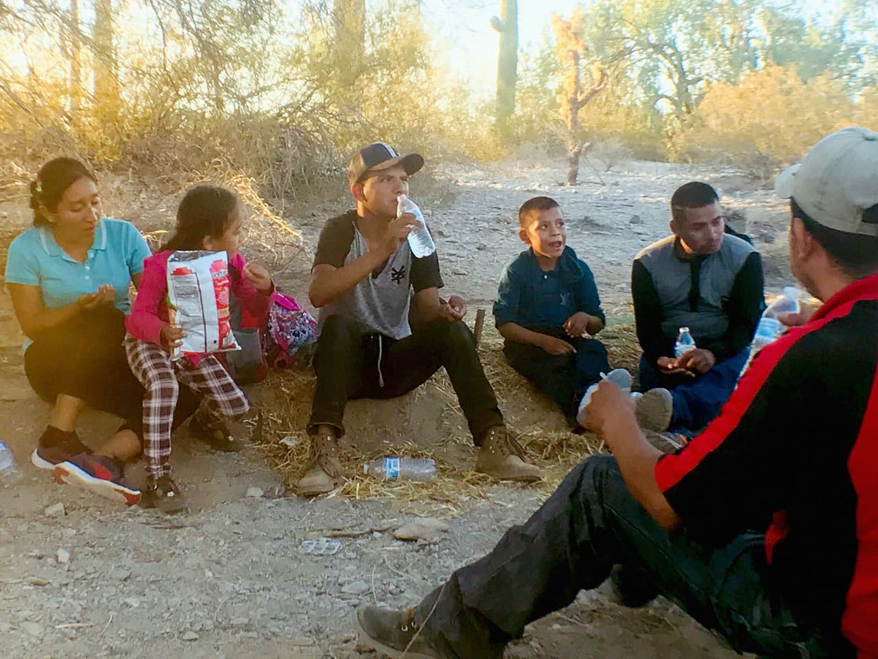 “Lo que pasa es que
<b> algunos paisanos han emigrado también y hemos tomado su ejemplo</b> de lo que han hecho ellos. Es dificultoso y venimos arriesgando la vida, pero todo por salir adelante”, aseguró Cesar Leyva, también de Guatemala.