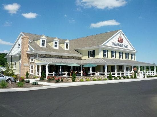 La familia Rotelle comenzó a hacer queso en una instalación en su granja del condado de Chester, pero trasladaron la operación a una instalación independiente y una tienda en 2013. El resultado es algo así como un Wawa campestre, con sándwiches, café tostado localmente, y favoritos de los holandeses de Pensilvania como encurtidos y pasteles de whoopie, y mucho queso, especialmente cheddar en sabores que van desde manzana-canela hasta muffaletta. 📍
<a href="https://www.google.com/maps/place/5287+Horseshoe+Pike,+Honey+Brook,+PA+19344/@40.1041481,-75.9341381,17z/data=!3m1!4b1!4m5!3m4!1s0x89c66825ac8c9a27:0xda5e5141b88d8cbc!8m2!3d40.1041481!4d-75.9319441" target="_blank">5287 Horseshoe Pike, Honey Brook</a>