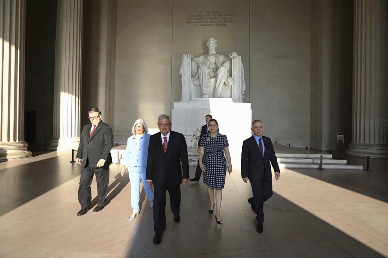 López Obrador dejó una ofrenda floral frente a la estatua de Lincoln. Estaba acompañado del canciller Marcelo Ebrard y otros funcionarios mexicanos.