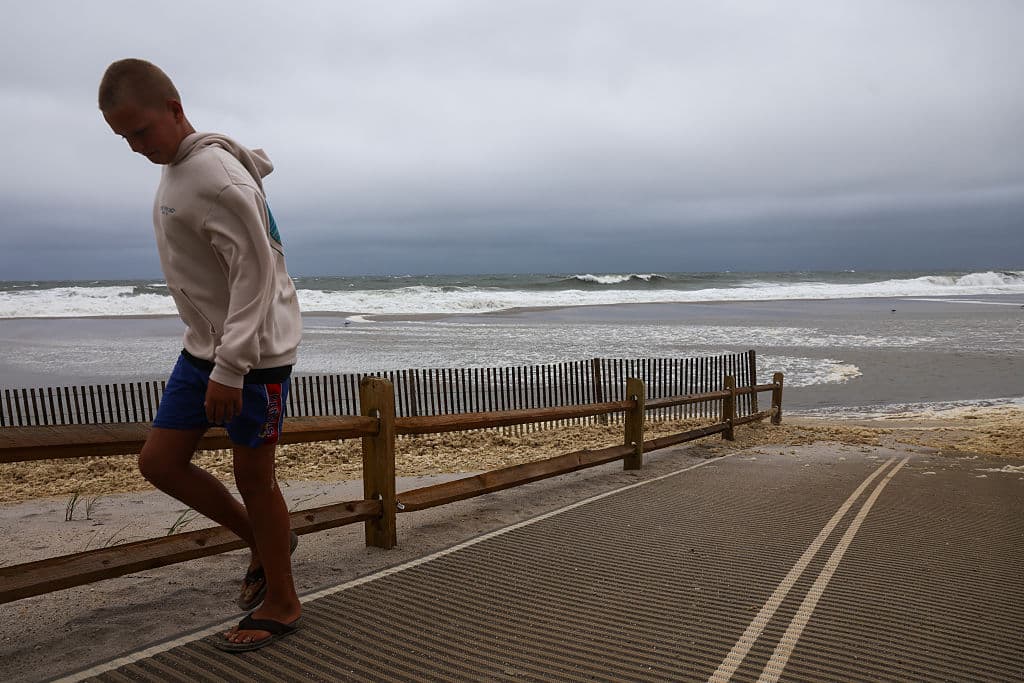Una advertencia por fuerte oleaje permanece en efecto hasta las 8:00 pm, con un riesgo alto para todas las playas de Long Island y la costa de Nueva Jersey debido a las
<b> corrientes de resaca, que presentan condiciones potencialmente mortales para los bañistas.</b>