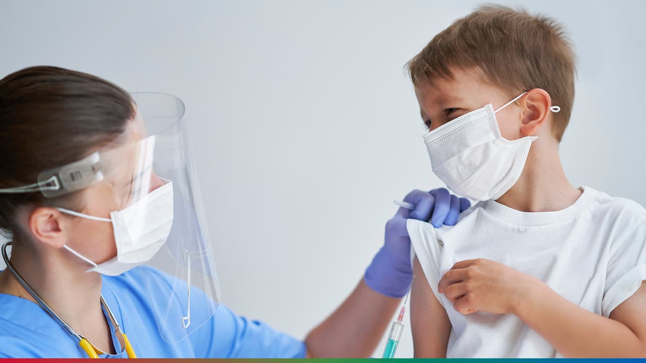 Según la doctora Juanita Mora, las personas deben tomar la tercera dosis de la 
<a href="https://www.univision.com/temas/vacuna-covid-19-chicago">vacuna covid-19</a> para "proteger a los más vulnerables que son los niños que sno son elegibles para recibir la vacuna".